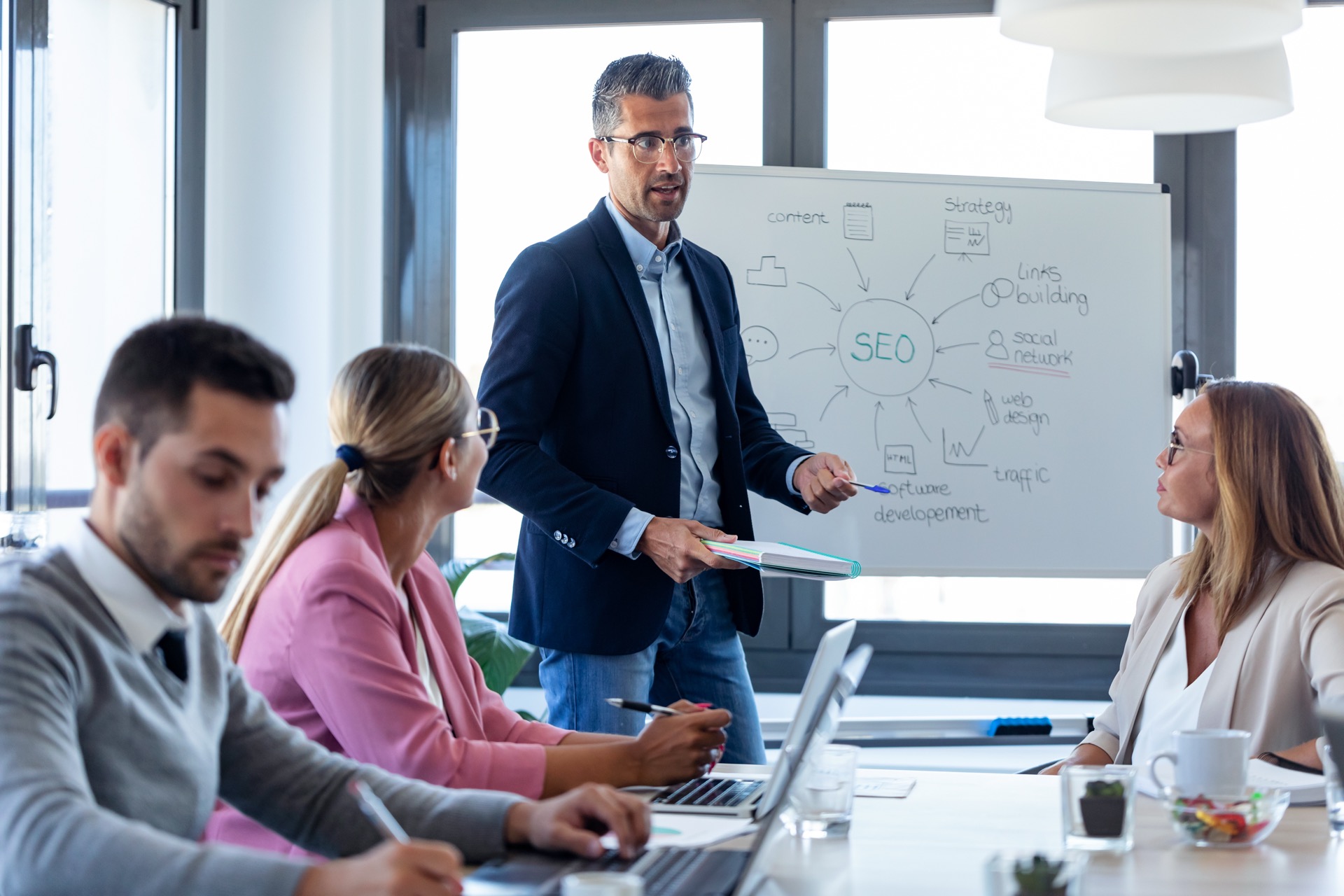 Karlsruher Online-Marketing-Berater erklärt SEO-Strategie und Reporting-Kennzahlen im Erstgespräch